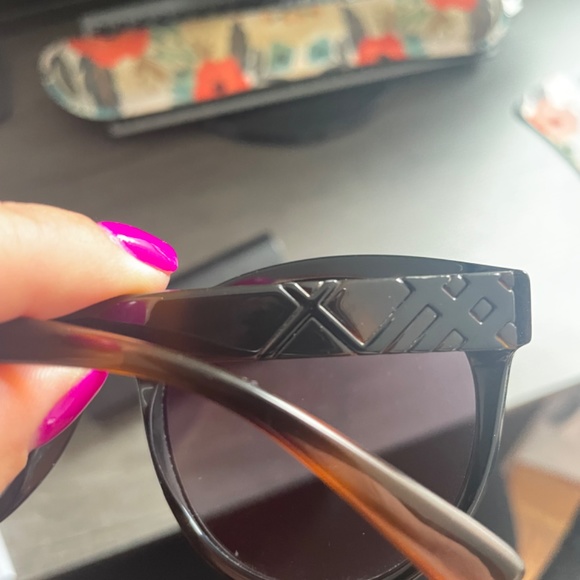 Burberry sunglasses - Picture 2 of 7